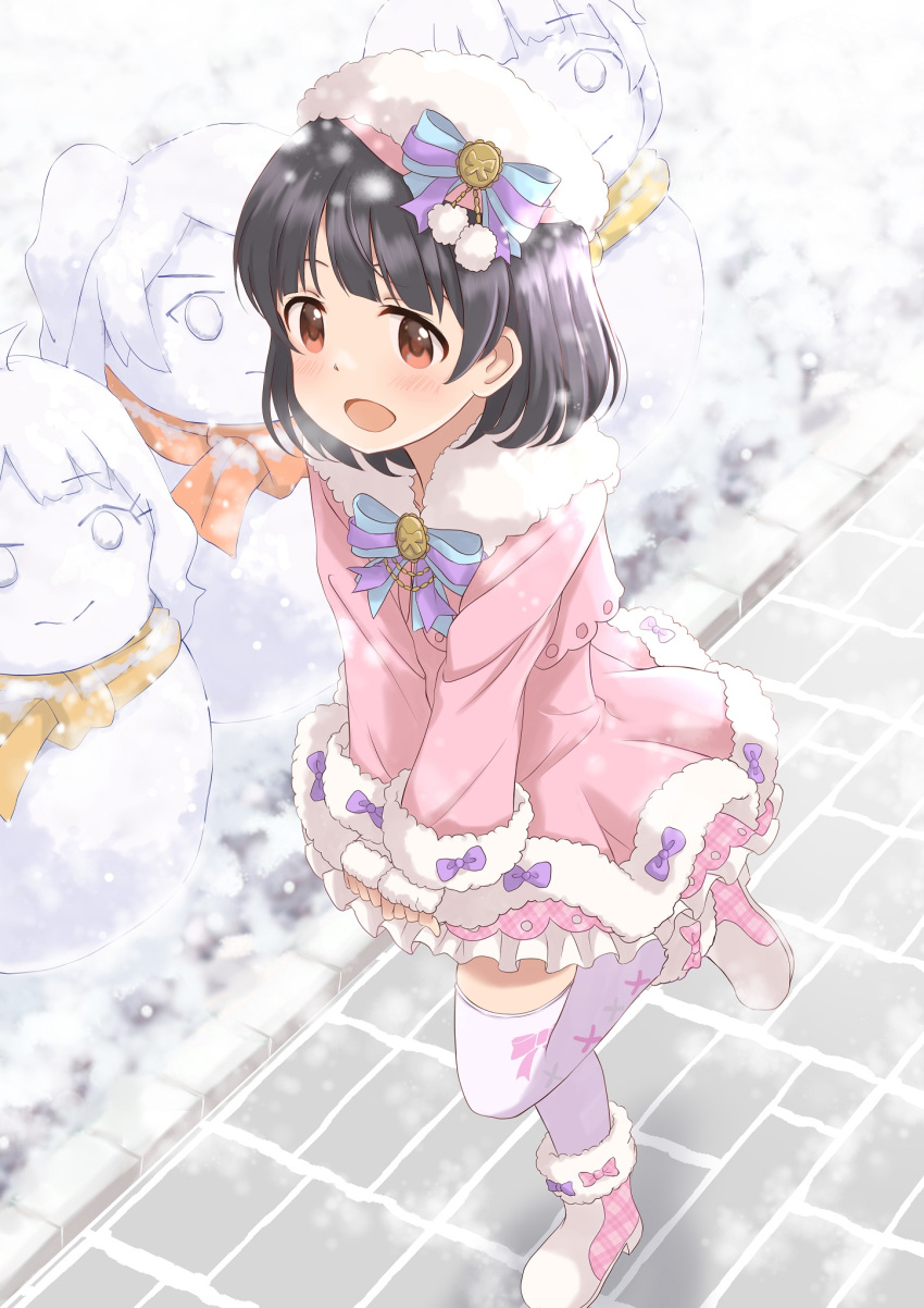 1girl bangs black_hair blue_bow blue_bowtie blush boots bow bowtie brown_eyes commentary dress female_child fingerless_gloves fur-trimmed_boots fur-trimmed_dress fur-trimmed_gloves fur-trimmed_sleeves fur_collar fur_hat fur_trim gloves hat hat_bow highres idolmaster idolmaster_million_live! idolmaster_million_live!_theater_days layered_dress legs long_sleeves looking_ahead nakatani_iku open_mouth pink_dress pink_footwear pom_pom_(clothes) purple_bow purple_thighhighs running short_hair smile snow snowing snowman solo standing standing_on_one_leg stone_floor thighhighs thighs white_gloves white_headwear yukiho_kotori