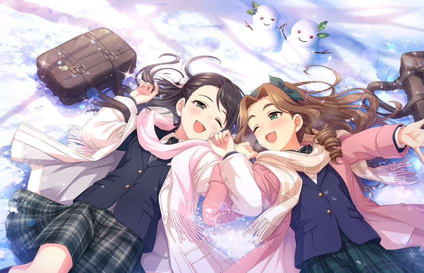 2girls ;d bag bangs blurry blush bokeh brown_scarf coat depth_of_field duffel_coat eye_contact forehead green_skirt idolmaster idolmaster_cinderella_girls idolmaster_cinderella_girls_starlight_stage jacket kurihara_nene kusakabe_wakaba looking_at_another lying multiple_girls official_art on_back on_ground one_eye_closed open_clothes open_jacket parted_bangs pink_scarf plaid plaid_skirt scarf school_bag school_uniform skirt smile snow snowman sparkle thick_eyebrows