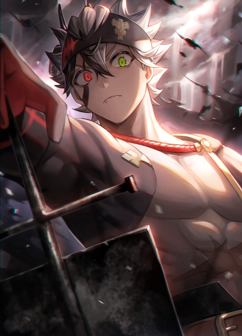 1boy abs asta_(black_clover) belt black_bull_(emblem) black_capelet black_clover black_hair black_headband brown_belt capelet fang green_eyes grey_hair headband heterochromia highres holding holding_sword holding_weapon looking_at_viewer pectorals red_eyes scar scar_on_stomach solo sword tsugutoku weapon