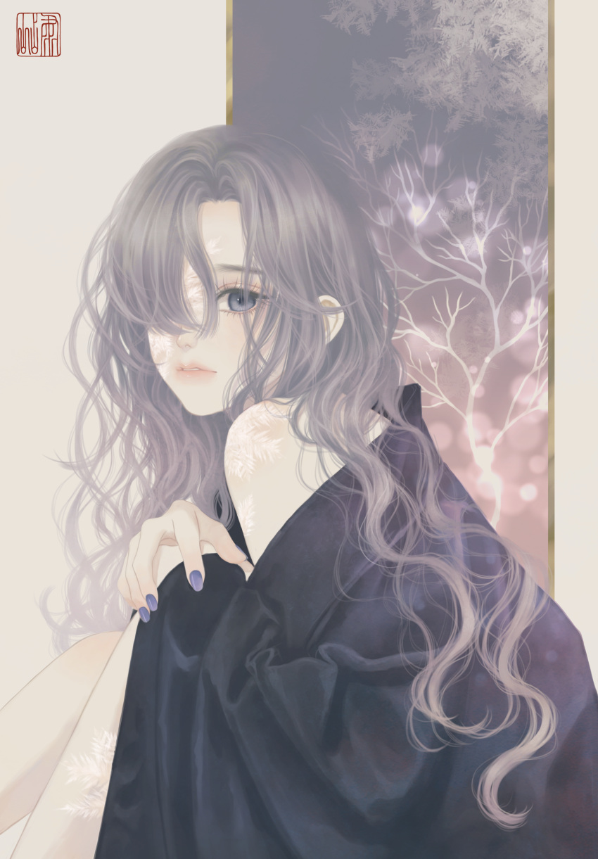 1girl absurdres bangs bare_shoulders bare_tree black_kimono blurry body_markings bokeh clip_studio_paint_(medium) depth_of_field from_side grey_eyes grey_hair hair_over_one_eye highres japanese_clothes kimono knees_up long_hair looking_at_viewer looking_to_the_side nail_polish off_shoulder one_eye_covered original parted_lips purple_nails seal_impression sitting snowflakes solo tree upper_body ushiyama_ame wavy_hair winter