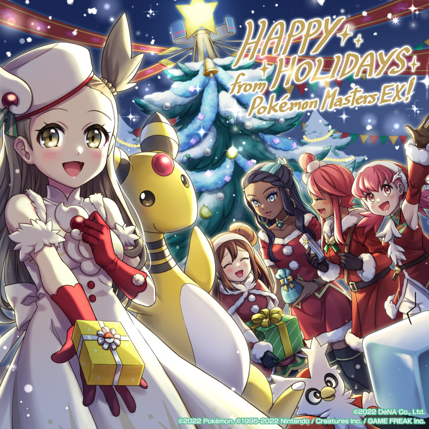 5girls :d ampharos arm_up bangs blush box brown_hair capelet christmas_tree collarbone commentary dark-skinned_female dark_skin delibird detached_sleeves dress earrings english_commentary gift gift_box gloves hat highres holding holding_gift jasmine_(holiday_2022)_(pokemon) jasmine_(pokemon) jewelry mono_land multiple_girls nessa_(holiday_2021)_(pokemon) nessa_(pokemon) night official_alternate_costume official_art open_mouth outdoors pink_hair pokemon pokemon_(creature) pokemon_(game) pokemon_masters_ex red_capelet red_gloves rosa_(holiday_2019)_(pokemon) rosa_(pokemon) skyla_(holiday_2020)_(pokemon) skyla_(pokemon) smile snowing tongue twintails watermark whitney_(holiday_2022)_(pokemon) whitney_(pokemon)