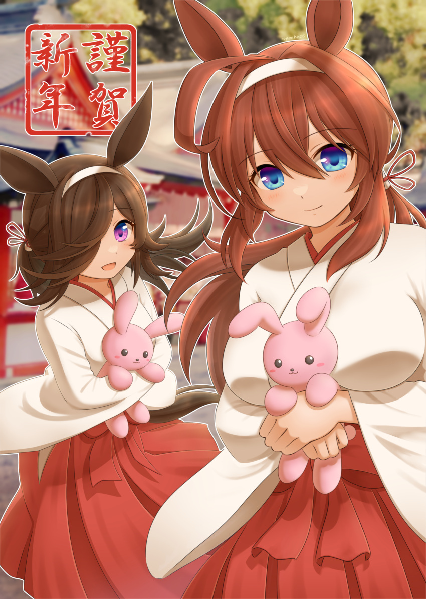 2girls absurdres ahoge animal_ears blue_eyes bow breasts brown_hair commentary_request hair_ribbon headband highres horse_ears horse_girl horse_tail japanese_clothes large_breasts mihono_bourbon_(umamusume) miko multiple_girls new_year object_hug one_eye_covered outdoors purple_eyes red_skirt ribbon rice_shower_(umamusume) roppaku shirt shrine skirt stuffed_animal stuffed_bunny stuffed_toy tail umamusume white_shirt