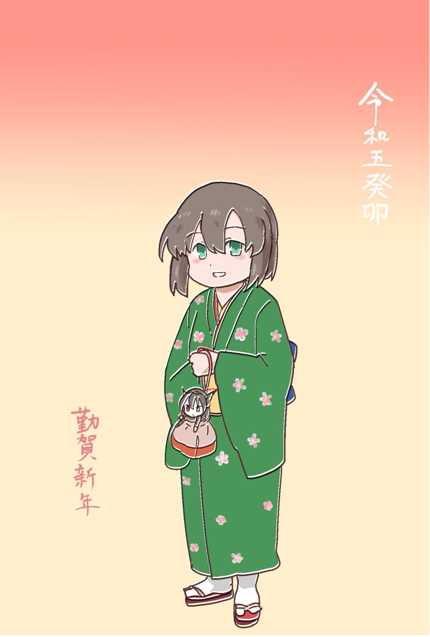 2girls akeome alternate_costume bag black_hair bob_cut commentary_request daitou_(kancolle) gradient gradient_background green_eyes green_kimono happy_new_year highres japanese_clothes kantai_collection kimono looking_at_viewer madmag1990 minigirl multiple_girls nagato_(kancolle) new_year orange_background satchel short_hair sidelocks