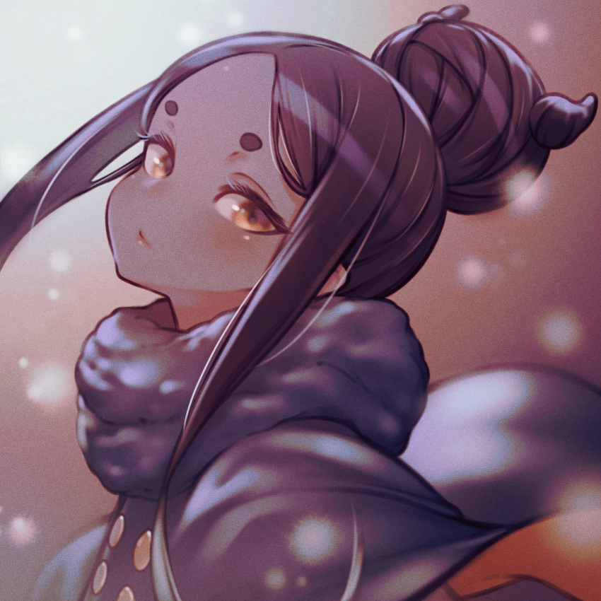 1girl bangs black_hair brown_eyes coat dark-skinned_female dark_skin eyelashes fur_collar hair_bun head_tilt highres indie_virtual_youtuber long_hair looking_at_viewer original parted_bangs roroboshi-chan short_eyebrows sidelocks snowing solo tenbin_777 upper_body virtual_youtuber winter_clothes