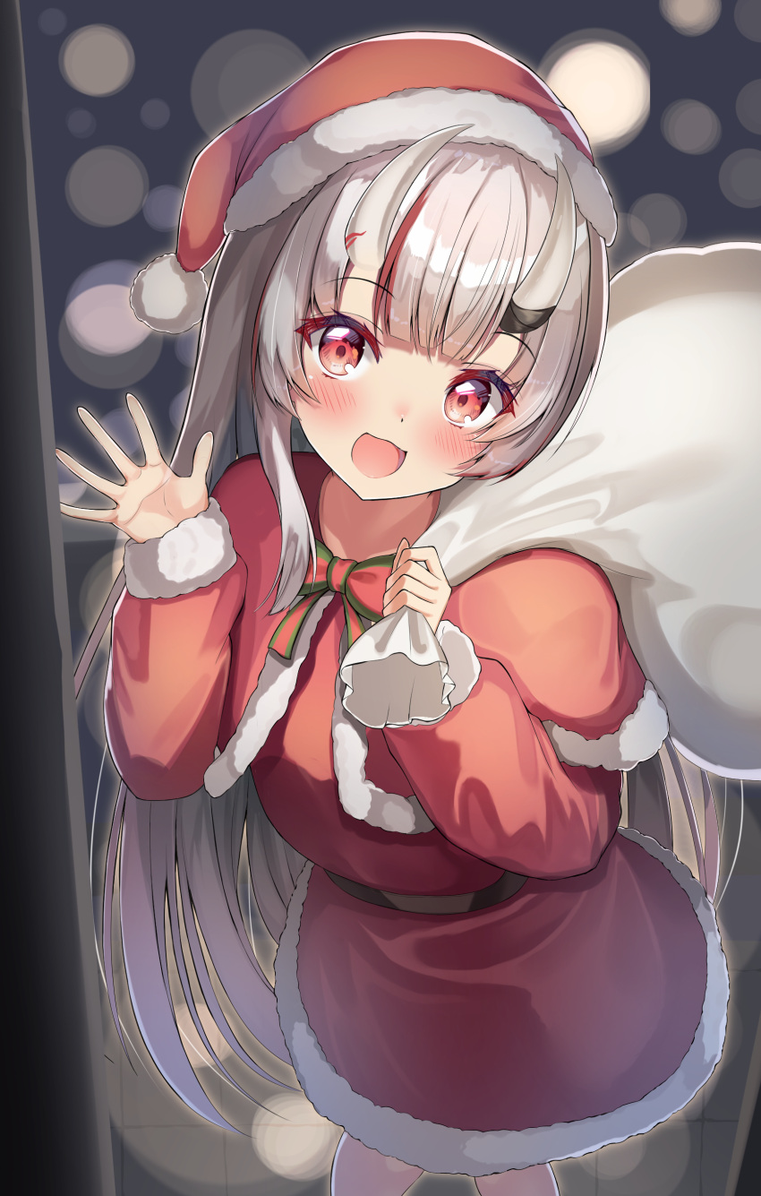 1girl :d absurdres bangs blunt_bangs blush capelet christmas commentary_request cowboy_shot fur-trimmed_capelet fur-trimmed_headwear fur-trimmed_sleeves fur_trim gift_bag grey_hair hat highres hololive horns long_hair long_sleeves looking_at_viewer multicolored_hair nakiri_ayame oni_horns pom_pom_(clothes) rappi red_capelet red_eyes red_hair santa_costume santa_hat smile solo standing streaked_hair virtual_youtuber waving
