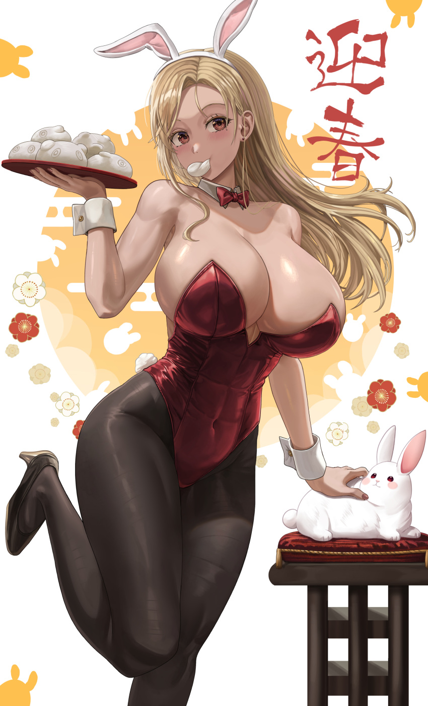 1girl absurdres animal_ears bare_arms bare_shoulders black_footwear black_pantyhose blonde_hair blush bow bowtie breasts cleavage commentary detached_collar earrings fake_animal_ears food food_in_mouth hairband high_heels highres holding jewelry large_breasts leotard long_hair looking_at_viewer mouth_hold original pantyhose playboy_bunny rabbit rabbit_ears red_bow red_bowtie red_eyes red_leotard shiny shiny_clothes shiny_skin silvertsuki smile stud_earrings thighs translation_request white_background white_hairband wrist_cuffs