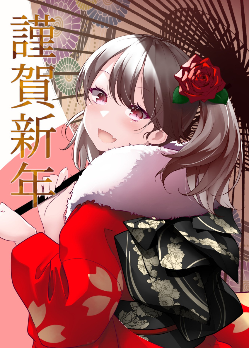 1girl akeome alternate_costume brown_eyes brown_hair commentary_request fang floral_print flower from_behind fur-trimmed_kimono fur_trim furisode hair_flower hair_ornament happy_new_year highres japanese_clothes kantai_collection kimono kirigakure_(kirigakure_tantei_jimusho) looking_at_viewer new_year red_kimono rose ryuujou_(kancolle) skin_fang smile solo twintails upper_body