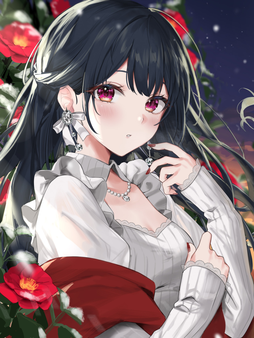 1girl bangs black_hair blurry blurry_background blush breasts cleavage detached_collar earrings flower grey_sweater highres jewelry light_particles long_hair long_sleeves looking_at_viewer masyu_jyaga mint multicolored_eyes necklace open_mouth original outdoors pink_eyes plant purple_sky red_flower red_nails shiny shiny_hair sidelocks solo sunset sweater