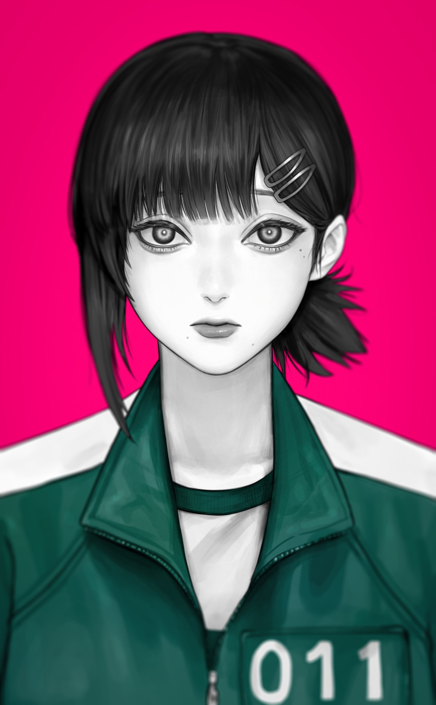 1girl absurdres bangs black_hair chainsaw_man dbrhk0506 green_track_suit hair_ornament hairclip higashiyama_kobeni highres limited_palette looking_at_viewer medium_hair mole mole_under_eye mole_under_mouth pink_background short_ponytail side_ponytail simple_background single_sidelock solo squid_game straight-on swept_bangs