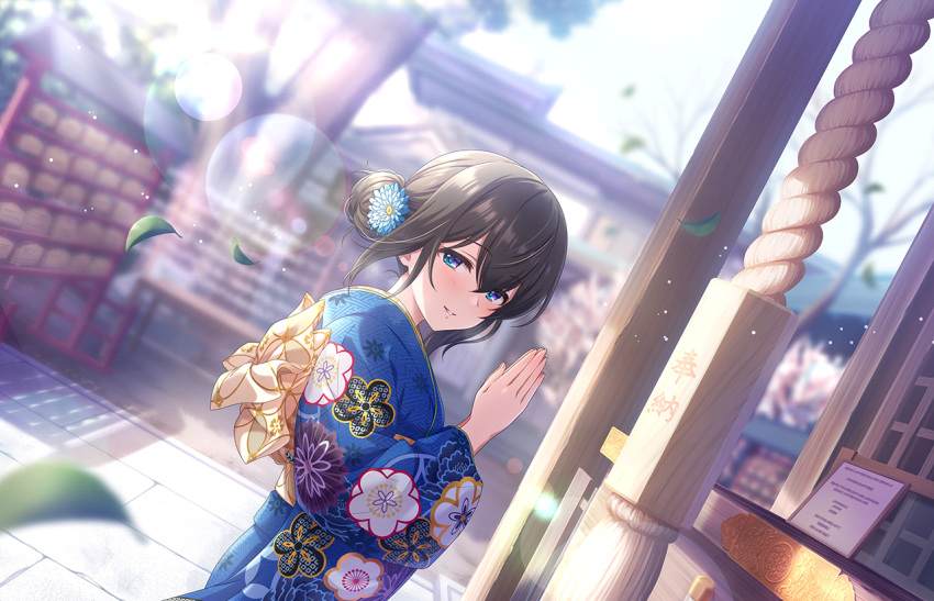 1girl black_hair blue_eyes blue_kimono blurry blurry_background blush dutch_angle falling_leaves floral_print hair_bun hatsumoude idolmaster idolmaster_cinderella_girls idolmaster_cinderella_girls_starlight_stage japanese_clothes kimono leaf lens_flare looking_at_viewer looking_to_the_side official_art outdoors palms_together rope sagisawa_fumika shimenawa shrine shrine_bell single_side_bun smile solo
