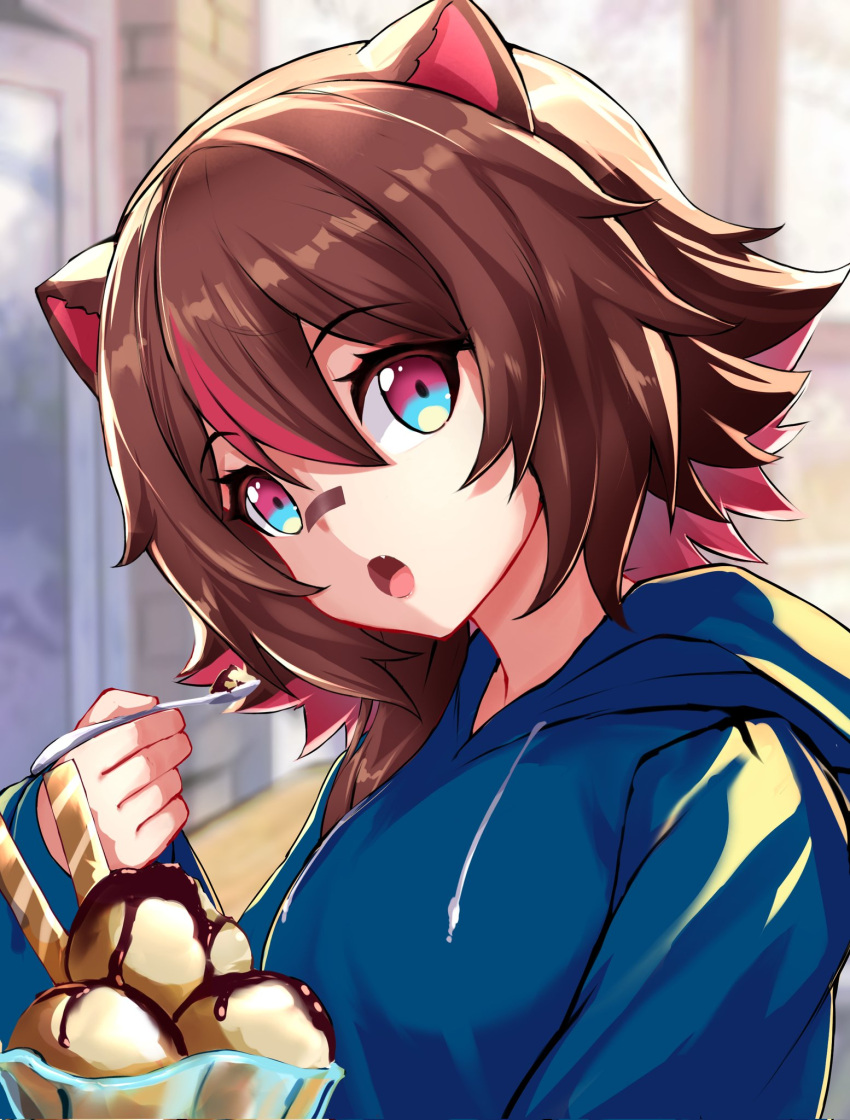:o animal_ears bandaid bandaid_on_face bandaid_on_nose blue_eyes blue_hoodie blurry blurry_background brown_hair chocolate_syrup colored_inner_hair commentary dessert drawstring eating fang fang_out food hair_between_eyes hair_flaps hand_up head_tilt highres holding holding_spoon hood hoodie ice_cream looking_at_viewer multicolored_eyes multicolored_hair open_mouth outdoors owozu raccoon_ears raccoon_girl raised_eyebrows rakkun_sutaru red_eyes red_hair short_hair slash-ex spanish_commentary spoon streaked_hair triple_scoop two-tone_hair virtual_youtuber wafer_stick