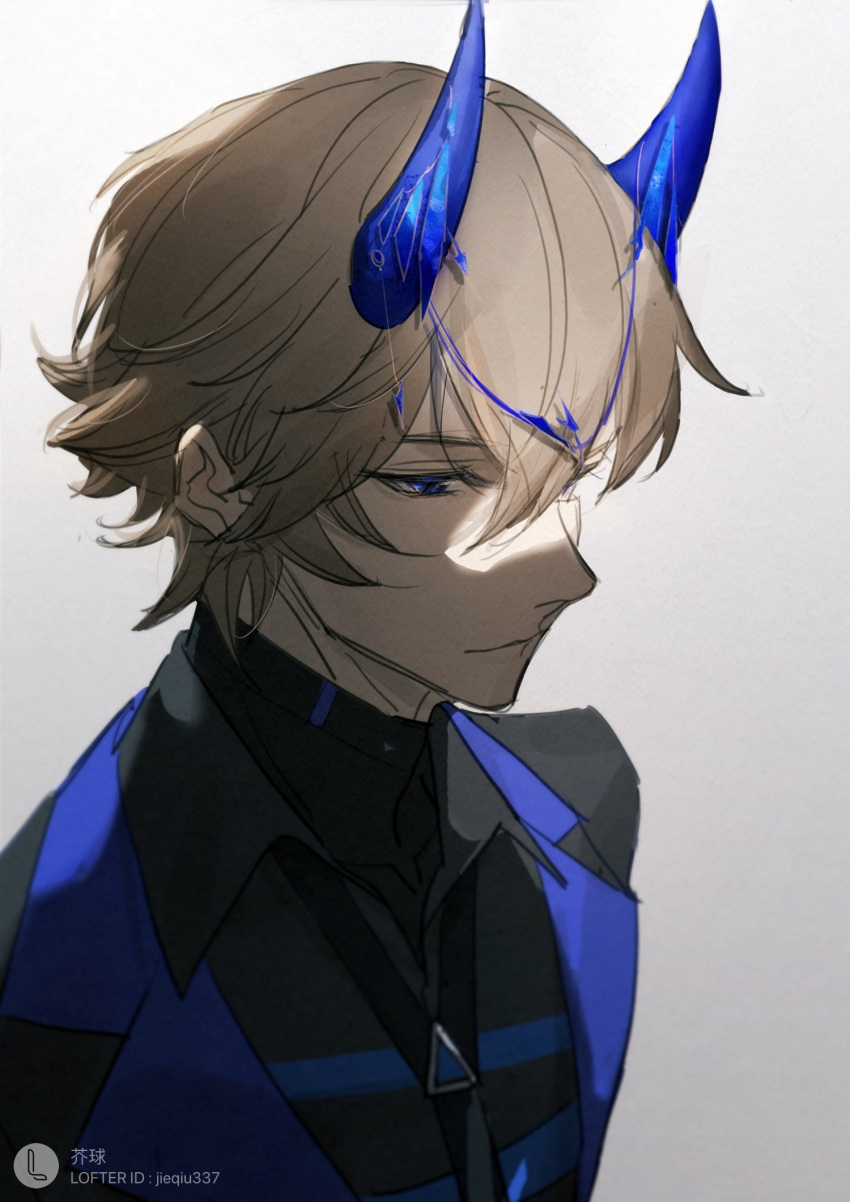 1boy black_jacket black_shirt blue_eyes blue_horns highres horns htt1821 jacket lee:_palefire_(punishing:_gray_raven) lee_(punishing:_gray_raven) light_brown_hair lofter_username messy_hair oni_horns punishing:_gray_raven shirt short_hair solo unkempt