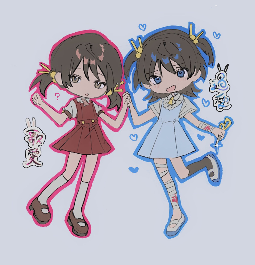 2girls :o ? alternate_design alternate_name_spelling ascot bandaged_leg bandages black_socks blood blood_on_bandages blue_dress blue_eyes blush chibi commentary_request dress dual_persona full_body glint grey_background grey_shirt grey_socks gureru_(r_grey1204) hair_bobbles hair_ornament heart heart-shaped_pupils highres holding holding_hands holding_scissors jitome kaai_yuki kneehighs looking_at_viewer low_twintails multiple_girls open_mouth pinafore_dress pink_ascot puffy_short_sleeves puffy_sleeves red_dress scissors shirt shoes short_sleeves short_twintails simple_background single_kneehigh single_sock sleeveless sleeveless_dress smile socks symbol-shaped_pupils translation_request twintails uwabaki vocaloid yellow_ascot yellow_eyes