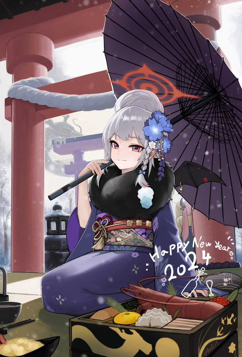 1girl 2024 anizi black_wings blue_archive blue_flower braid closed_mouth demon_wings flower fur-trimmed_kimono fur_trim grey_hair hair_flower hair_ornament halo happy_new_year haruna_(blue_archive) haruna_(new_year)_(blue_archive) highres holding holding_umbrella japanese_clothes kimono long_hair long_sleeves obi official_alternate_costume oil-paper_umbrella osechi purple_kimono red_eyes red_halo rope sash shimenawa side_braid single_wing smile solo torii umbrella wide_sleeves wings