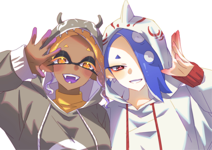 2girls absurdres big_man_(splatoon) big_man_(splatoon)_(cosplay) blonde_hair blue_hair cephalopod_eyes commentary_request cosplay dark-skinned_female dark_skin fangs frye_(splatoon) gradient_hair grey_hood hair_over_one_eye hd_rock highres korean_commentary medium_hair multicolored_hair multiple_girls onesie open_mouth purple_hair red_eyes shiver_(splatoon) short_hair simple_background smile splatoon_(series) splatoon_3 star-shaped_pupils star_(symbol) symbol-shaped_pupils teeth tentacle_hair two-tone_hair waving white_background white_hood yellow_eyes