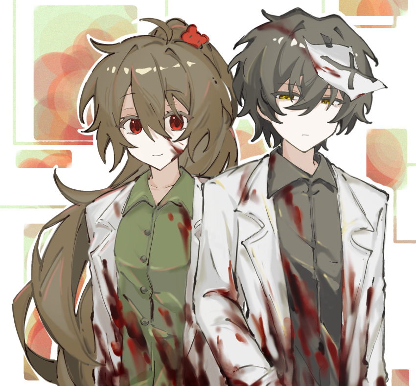 1boy 1girl ahoge ayin_(project_moon) bear_hair_ornament black_hair black_shirt blood blood_in_hair blood_on_clothes blood_on_face brown_hair carmen_(project_moon) chinese_commentary closed_mouth collared_shirt commentary_request green_shirt hair_between_eyes hair_ornament highres jiekuijiangshadaonijiamenkou lab_coat lobotomy_corporation long_hair no_nose open_clothes ponytail project_moon red_eyes shirt short_hair x_(project_moon) yellow_eyes