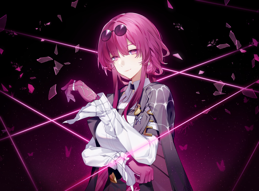 1girl absurdres black_background black_cape cape closed_mouth collared_shirt commentary_request eyewear_on_head gloves highres honkai:_star_rail honkai_(series) kafka_(honkai:_star_rail) long_hair long_sleeves looking_at_viewer multicolored_background multicolored_eyes pink_background pink_eyes pink_gloves pink_hair purple_eyes saya_atang shirt smile solo sunglasses white_shirt