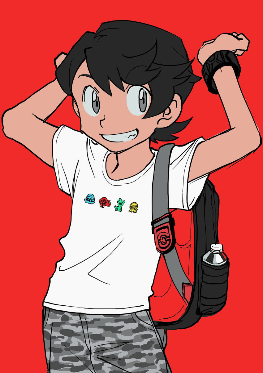 1boy alternate_costume arms_up backpack bag bangs black_bag black_hair bracelet camouflage camouflage_shorts commentary cowboy_shot elio_(pokemon) elizabeth_(tomas21) grey_eyes grin highres jewelry looking_to_the_side male_focus medium_hair pokemon pokemon_(game) pokemon_sm red_background shirt short_sleeves shorts simple_background smile solo t-shirt teeth white_shirt z-ring