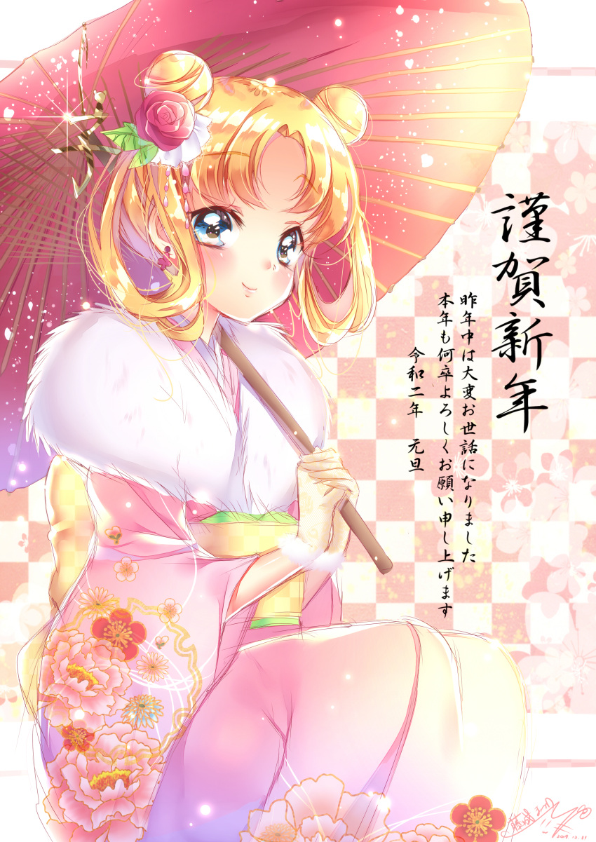 1girl absurdres alternate_hairstyle artist_name bangs bishoujo_senshi_sailor_moon blonde_hair blue_eyes checkered_background closed_mouth dated double_bun earrings floral_background flower fur_cuffs fur_scarf furisode hair_bun hair_flower hair_ornament hair_rings hair_up happy_new_year highres holding holding_umbrella japanese_clothes jewelry kimono light_particles long_sleeves medium_hair new_year obi oil-paper_umbrella parted_bangs pink_kimono red_flower red_rose rose sash signature sitting smile solo touki_matsuri tsukino_usagi twintails umbrella wide_sleeves