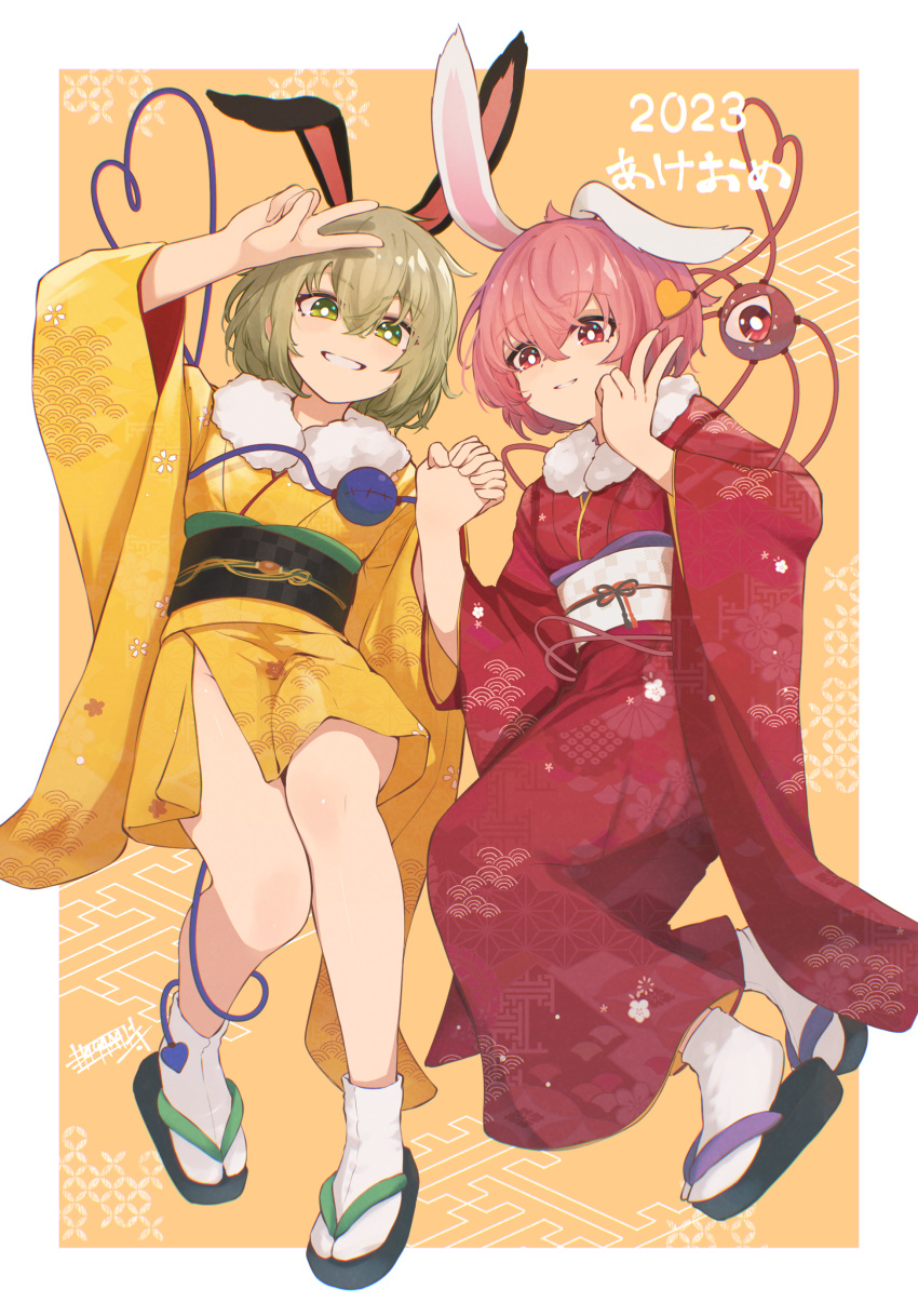 2023 2girls absurdres alternate_costume animal_ears black_footwear blush bright_pupils commentary full_body fur-trimmed_kimono fur_trim geta hair_between_eyes hands_up heart heart_of_string highres holding_hands interlocked_fingers japanese_clothes kimono komeiji_koishi komeiji_satori long_sleeves multiple_girls obi parted_lips rabbit_ears red_eyes red_kimono sash senzaicha_kasukadoki short_hair siblings sisters smile socks tabi third_eye touhou v white_pupils white_socks wide_sleeves yellow_kimono yukata