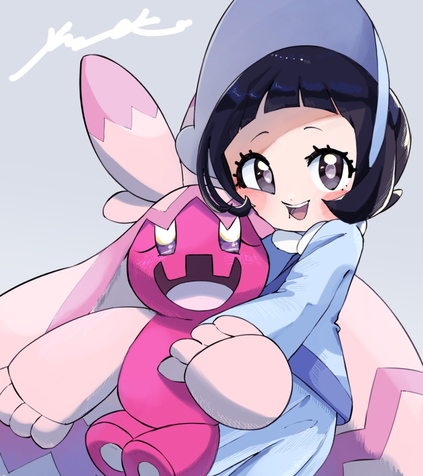 1girl :d bangs black_hair blunt_bangs blush_stickers bright_pupils cardigan cheek_press commentary_request dress eyelashes grey_background grey_eyes grey_headwear happy highres holding holding_pokemon long_sleeves open_mouth pokemon pokemon_(creature) pokemon_(game) pokemon_sv poppy_(pokemon) short_hair smile surumeika_(ninfiiiir) teeth tinkaton tongue visor_cap