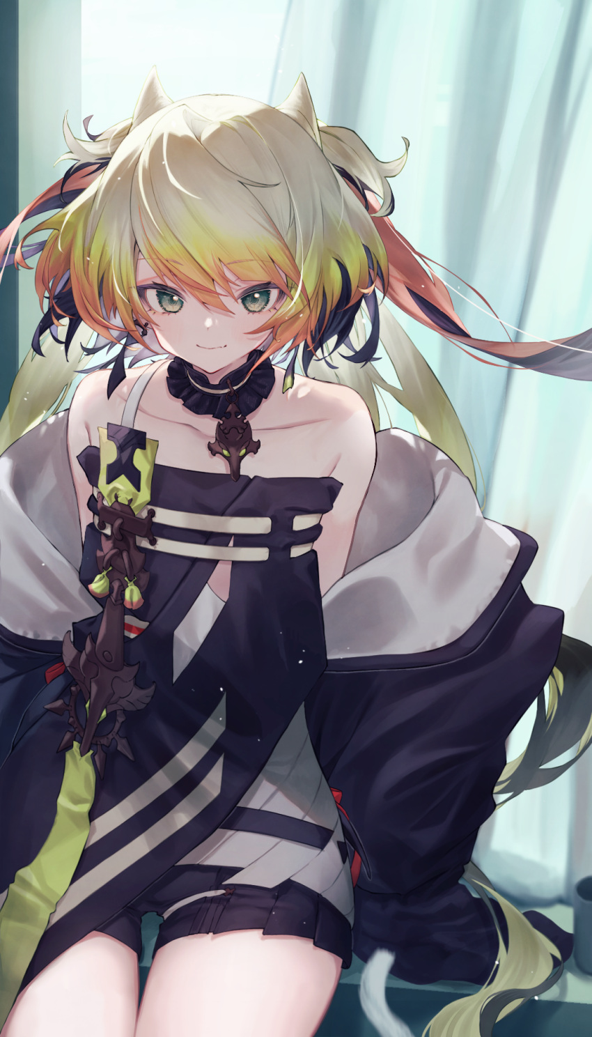 1girl bare_shoulders black_shirt black_shorts blonde_hair collarbone green_eyes highres long_hair looking_at_viewer melissa_kinrenka multicolored_hair nijisanji off-shoulder_shirt off_shoulder shirt shorts sitting smile solo streaked_hair thighs virtual_youtuber yazune