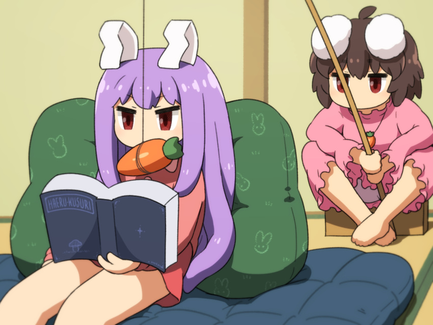 2girls adapted_costume ahoge animal_ears animal_print annoyed bangs barefoot book brown_hair bunny_print carrot carrot_necklace carrot_on_stick couch crossed_ankles dress holding holding_book holding_stick inaba_tewi indoors jewelry jitome light_blush long_hair long_sleeves multiple_girls necklace open_book pillow pink_dress purple_hair rabbit_ears reading red_eyes reisen_udongein_inaba shirosato short_hair sitting stick touhou v-shaped_eyebrows very_long_hair