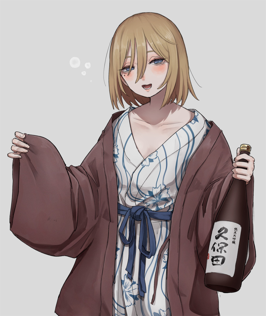 1girl alcohol bangs blonde_hair blue_eyes blue_sash blush bottle breasts collarbone commentary_request cowboy_shot drunk facing_viewer floral_print grey_background hair_over_one_eye half-closed_eyes hands_up haori highres holding holding_bottle japanese_clothes kimono long_bangs long_sleeves looking_away lower_teeth_only mole mole_under_eye open_clothes open_mouth original sake sash short_hair simple_background sleeves_past_wrists small_breasts solo tabao teeth tongue white_kimono wide_sleeves wine_bottle