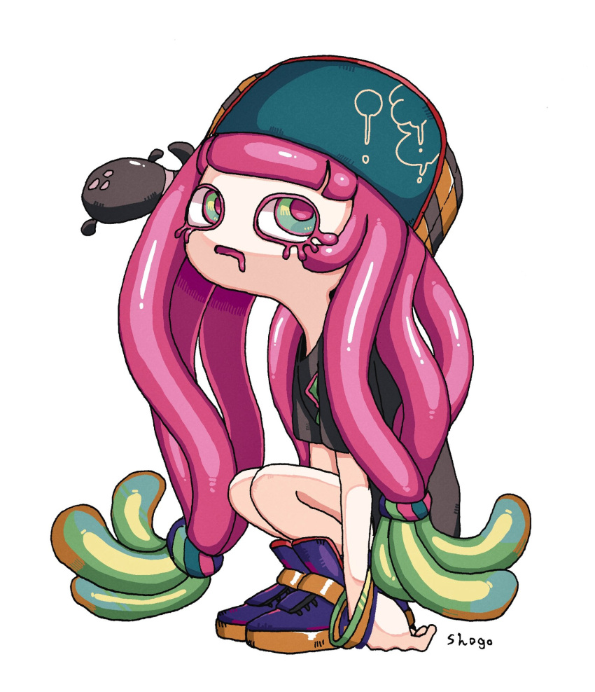 1girl arms_at_sides artist_name bangle bangs baseball_cap black_shirt blue_headwear blunt_bangs bracelet commentary drooling female_child fish flat_chest full_body green_eyes green_hair hair_tie harmony's_clownfish_(splatoon) harmony_(splatoon) hat highres jewelry legs_together long_hair looking_back looking_up mouth_drool multicolored_hair open_mouth pale_skin pink_hair pink_pupils purple_footwear shirt shoes shogo_(shogo70449442) short_sleeves sidelocks signature simple_background solo_focus splatoon_(series) splatoon_3 squatting twintails two-tone_hair very_long_hair white_background