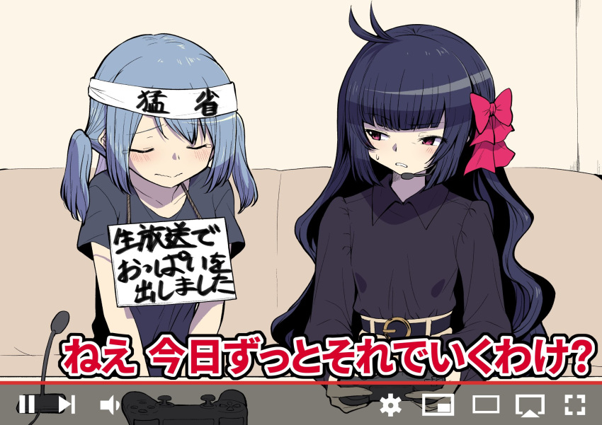 2girls :&gt; alternate_costume bangs belt black_hair black_shirt blue_hair blue_shirt blunt_bangs blush bow chizu_ranka closed_eyes collared_shirt commentary_request controller couch crying game_controller gamepad hair_bow headband highres kasane_ao long_hair long_sleeves looking_at_another low_twintails magia_record:_mahou_shoujo_madoka_magica_gaiden mahou_shoujo_madoka_magica microphone multiple_girls pink_bow pink_eyes shirt short_sleeves sidelocks sign sign_around_neck split_mouth sweat swept_bangs t-shirt tears touyu_(yuruyuruto) translation_request twintails upper_body very_long_hair wavy_hair white_headband