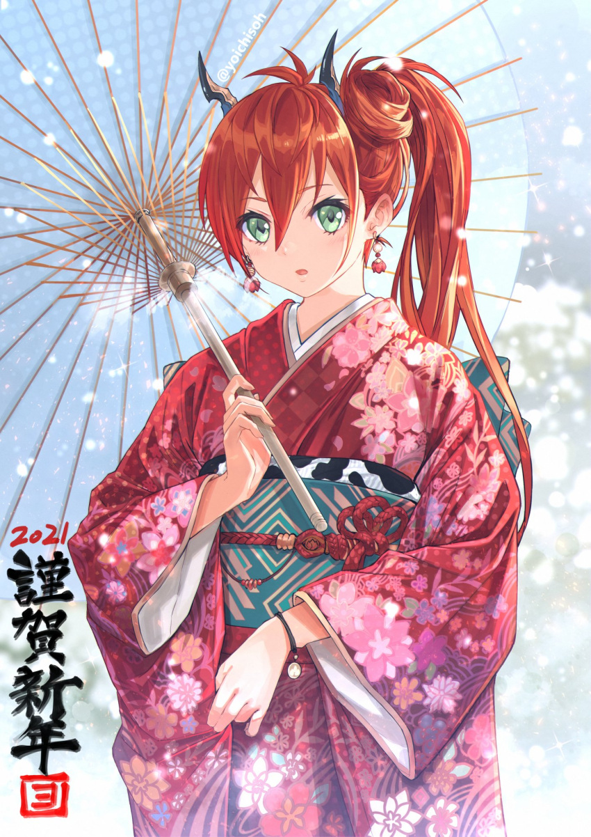 1girl 2021 black_horns bracelet commentary demon_horns earrings floral_print furisode green_eyes happy_new_year highres holding holding_umbrella horns itou_youichi japanese_clothes jewelry kimono leilan_(p&amp;d) long_sleeves obi oil-paper_umbrella parted_lips print_kimono puzzle_&amp;_dragons red_hair red_kimono sash side_ponytail solo sparkle translated twitter_username umbrella wide_sleeves