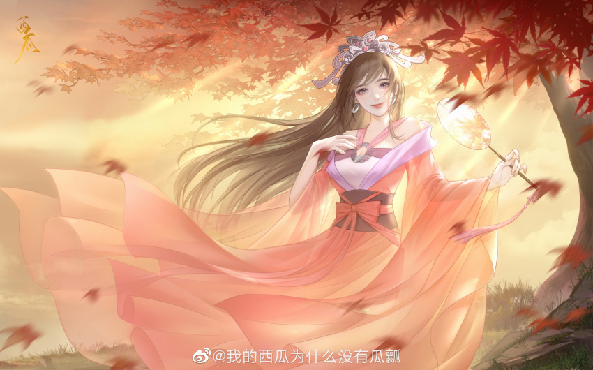 1girl absurdres brown_hair chi_lian_(qin_shi_ming_yue) chinese_clothes closed_mouth earrings falling_leaves grass hand_fan hand_on_own_chest highres holding holding_fan hoop_earrings jewelry leaf light_rays long_hair maple_leaf o-ring_dress qin_shi_ming_yue sash smile solo tiara tree wode_xigua_weishenme_meiyou_gua_rang