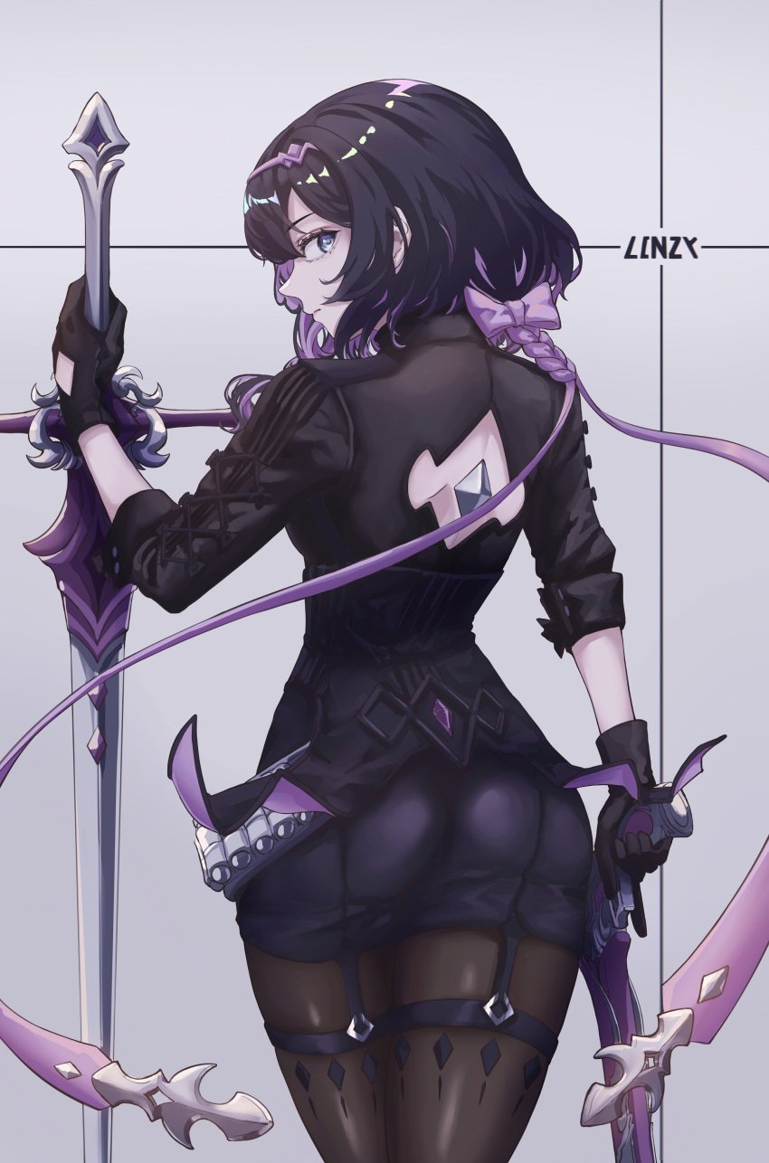 1girl absurdres ass back_cutout back_turned belt black_gloves black_hair black_shirt bow bullet clothing_cutout diamond_(gemstone) dual_wielding eversoul gloves grey_background grey_eyes gun hair_between_eyes hair_bow hairband highres holding holding_gun holding_sword holding_weapon linzy_(eversoul) looking_at_viewer multicolored_hair pavo543 purple_shorts shell_casing shirt short_hair shorts simple_background solo sword thigh_strap thighhighs two-tone_hair weapon