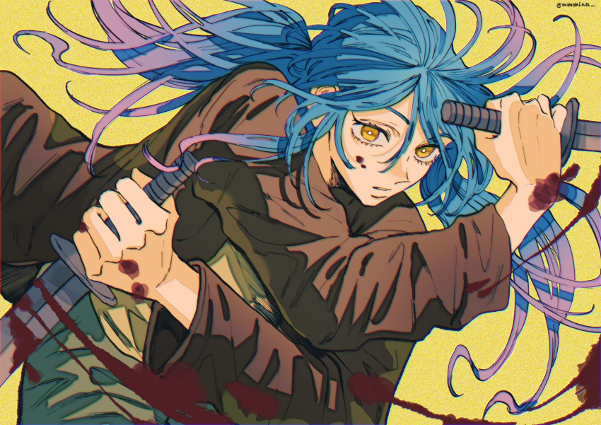 1girl akao_akira blood blood_on_hands blood_on_weapon blue_hair brown_jacket commentary dual_wielding highres holding holding_sword holding_weapon jacket katana korean_commentary looking_at_viewer low_ponytail mmmiaa parted_lips sakamoto_days solo sword twitter_username weapon yellow_background yellow_eyes