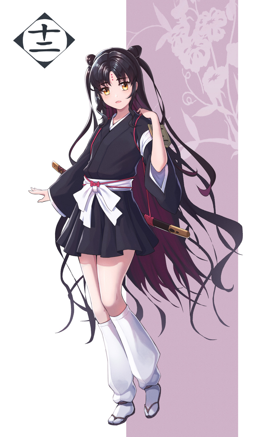 1girl absurdres armband bangs black_hair black_kimono black_shirt black_skirt bleach bow chinese_commentary colored_inner_hair commentary crossover double_bun facial_mark fate/grand_order fate_(series) forehead_mark forehead_tattoo full_body hair_bun hand_on_own_shoulder highres japanese_clothes katana kimono kimono_skirt leg_warmers long_hair long_sleeves looking_at_viewer multicolored_hair obijime parted_bangs parted_lips pink_bow pink_hair pleated_skirt qi_huang_qin sash sesshouin_kiara sesshouin_kiara_(lily) sheath sheathed shirt sidelocks skirt socks solo sword sword_on_back tabi translated two_side_up very_long_hair weapon weapon_on_back white_sash white_socks wide_sleeves yellow_eyes zouri
