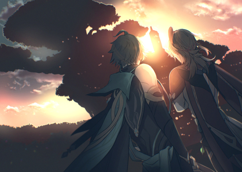 2boys ahoge alhaitham_(genshin_impact) bare_shoulders black_gloves black_shirt blonde_hair braid cape city cloud commentary_request crossed_arms elbow_gloves evening facing_away feather_hair_ornament feathers genshin_impact giant_tree gloves gold_trim gradient_sky green_cape grey_hair gyuogyuo hair_ornament highres in-universe_location kaveh_(genshin_impact) long_hair long_sleeves male_focus multiple_boys outdoors red_cape shirt short_hair shoulder_cape silhouette sky sleeveless sleeveless_shirt standing sun sunset tree vision_(genshin_impact) white_shirt