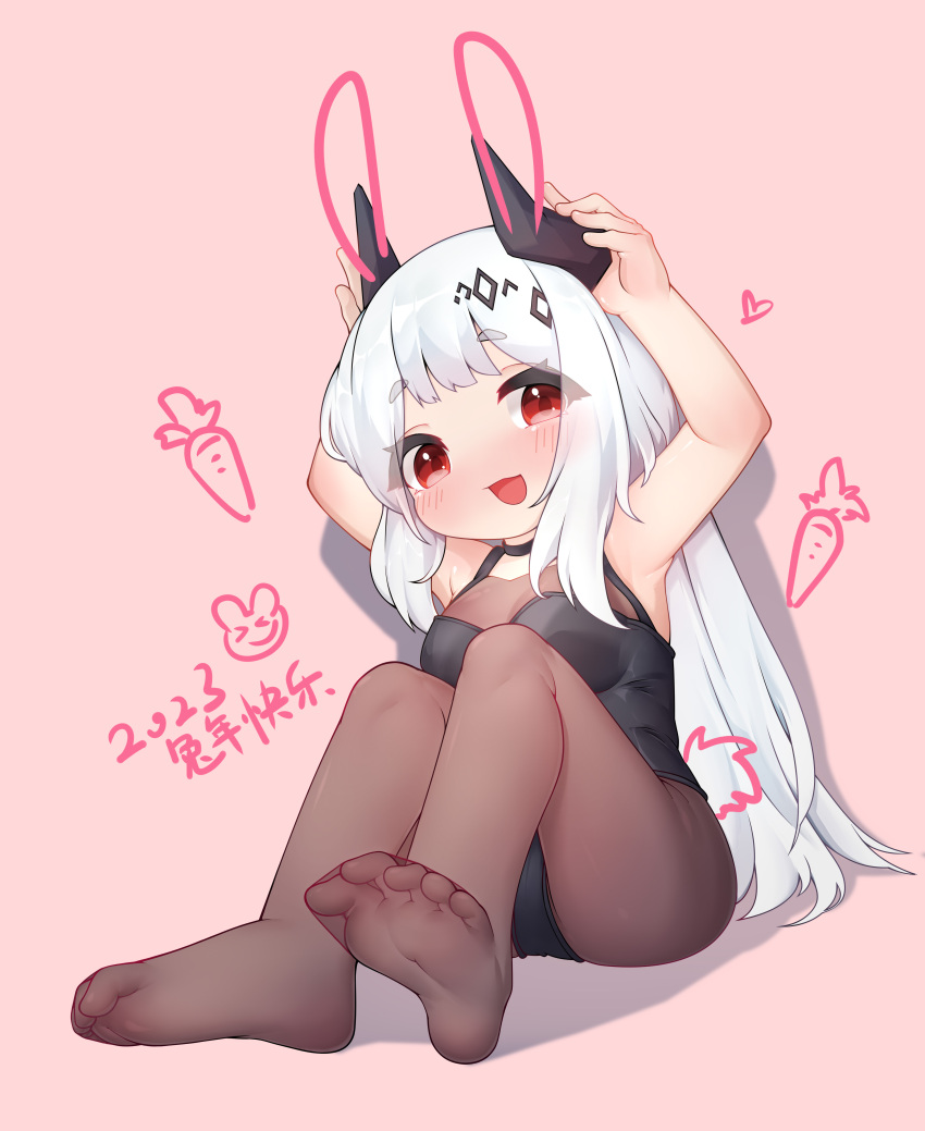 1girl :3 absurdres aged_down arknights armpits black_choker black_leotard black_pantyhose blush breasts carrot choker commentary crotch dated demon_horns diamond_hair_ornament drawn_ears feet foot_focus gradient_background heart highres horns knees_up leotard long_hair looking_at_viewer mudrock_(arknights) pantyhose playboy_bunny red_eyes signature simple_background sitting smile soles tankcay thighs toes white_hair