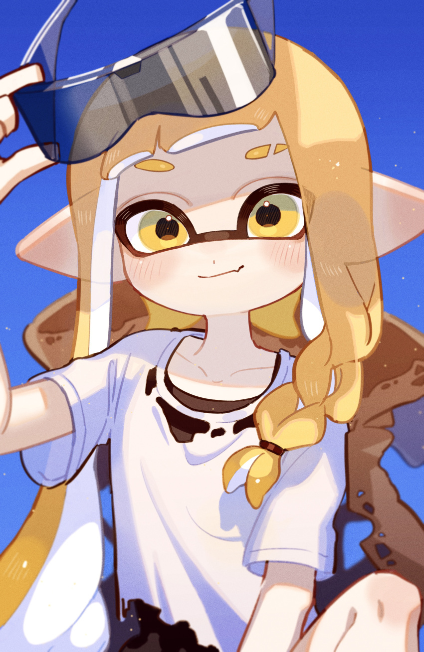 1girl absurdres bangs blonde_hair blue_background blunt_bangs blush braid brown_jacket closed_mouth collarbone commentary_request eyebrow_cut fang fang_out goggles hand_up highres holding holding_goggles inkling inkling_girl jacket jacket_on_shoulders long_hair looking_at_viewer pointy_ears removing_eyewear shirt short_eyebrows short_sleeves side_braid sidelocks simple_background single_braid skin_fang smile solo splatoon_(series) splatoon_3 t-shirt tentacle_hair tokita_mago torn_clothes torn_jacket torn_shirt very_long_hair white_shirt yellow_eyes