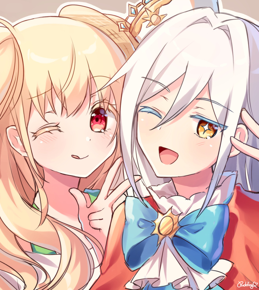 +_+ ;d ;q alice_peperoncino bangs blonde_hair blue_bow bow brown_background brown_eyes brown_headwear capelet character_request colored_eyelashes grey_hair hair_between_eyes hair_intakes hat highres kiratto_pri_chan one_eye_closed outline pretty_(series) pudding_(skymint_028) red_capelet red_eyes shirt simple_background smile sun_hat tilted_headwear tongue tongue_out v_over_eye white_headwear white_outline white_shirt