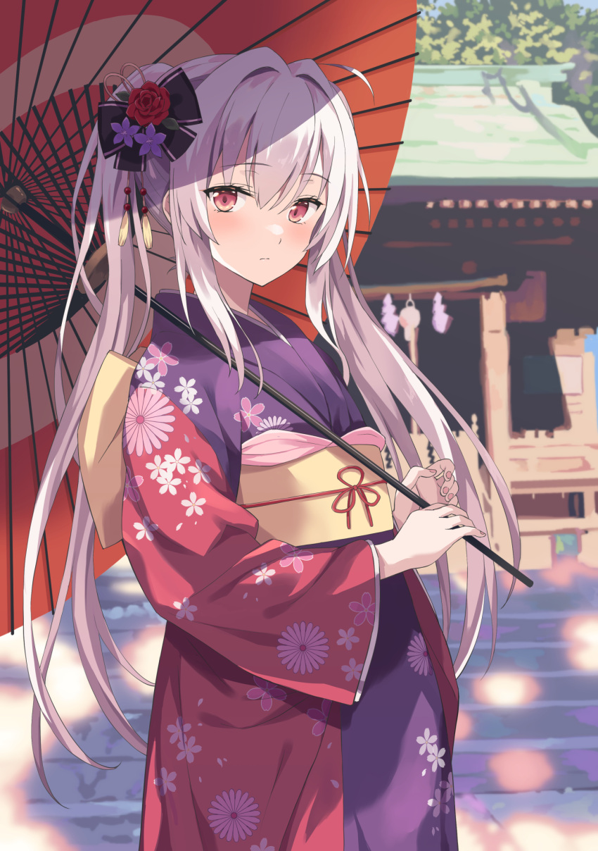 1girl blurry blurry_background blush floral_print flower grey_hair hair_between_eyes hair_flower hair_ornament highres holding holding_umbrella japanese_clothes kimono long_hair looking_at_viewer new_year obi oil-paper_umbrella original outdoors ponytail purple_kimono rasahan red_eyes red_kimono sash solo umbrella wide_sleeves