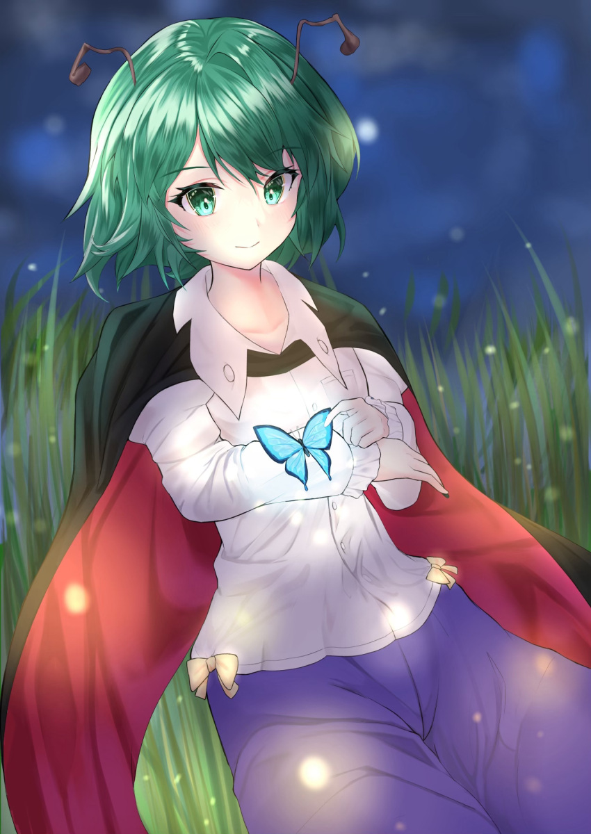 1girl animal antennae black_cape blue_pants bug butterfly cape closed_mouth collared_shirt cowboy_shot firefly green_eyes green_hair hair_between_eyes highres long_sleeves nyarocks pants red_cape shirt short_hair smile solo touhou white_shirt wriggle_nightbug