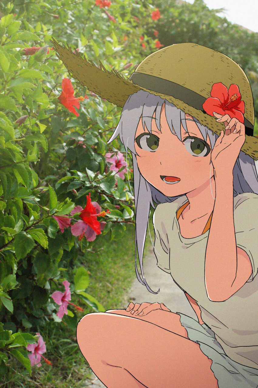 1girl :d absurdres alternate_costume bangs breasts commentary_request film_grain flower green_eyes grey_hair hat hat_flower hibiscus highres index_(toaru_majutsu_no_index) long_hair looking_at_viewer miniskirt open_mouth outdoors photo_background pleated_skirt shirt short_sleeves sidelocks skirt small_breasts smile solo squatting straw_hat sun_hat t-shirt teruya_(6w6y) thighs toaru_majutsu_no_index white_shirt