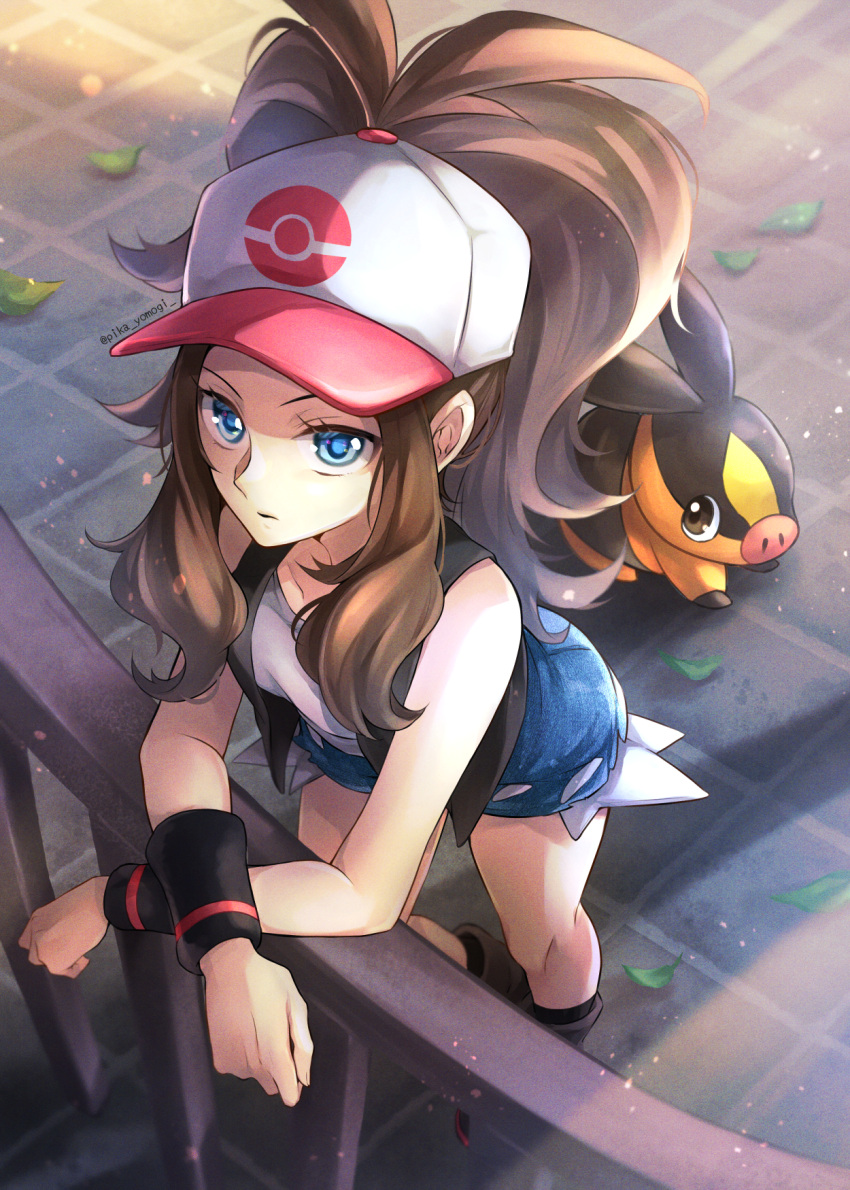 1girl antenna_hair baseball_cap black_vest black_wristband blue_eyes blue_shorts boots brown_hair closed_mouth commentary_request eyelashes fence hat high_ponytail highres hilda_(pokemon) leaf leaning long_hair pokemon pokemon_(creature) pokemon_(game) pokemon_bw shirt shorts sidelocks sleeveless sleeveless_shirt solo standing tepig vest white_headwear white_shirt yomogi_(black-elf)