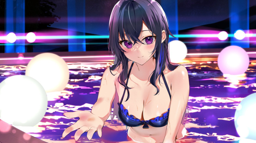 1girl ball bangs bikini black_bikini black_hair blue_hair blush braid breasts cleavage collarbone commentary crossed_bangs frilled_bikini frills hair_between_eyes hair_over_shoulder halterneck ichinose_uruha kasumi_komo large_breasts lens_flare long_hair looking_at_viewer lupinus_virtual_games multicolored_hair navel night outstretched_hand pillar poolside purple_eyes single_braid smile solo standing streaked_hair swimsuit tree virtual_youtuber vspo! water wet wet_hair