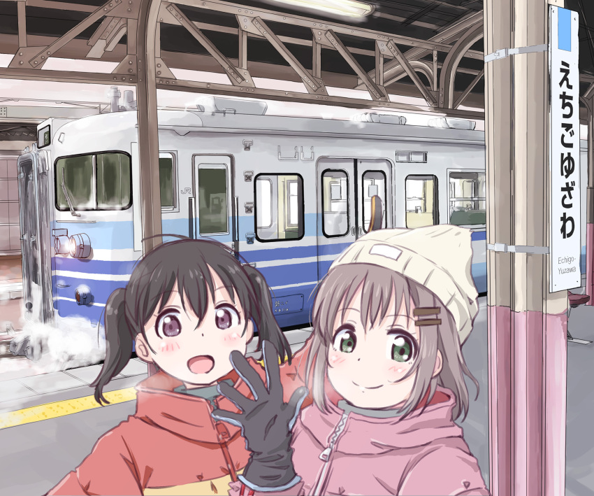 115_series 2girls beanie black_hair blush brown_hair gloves green_eyes ground_vehicle hair_between_eyes hat highres jacket kuraue_hinata looking_at_viewer maruyo multiple_girls purple_eyes short_hair short_twintails smile train train_station twintails upper_body winter_clothes yama_no_susume yukimura_aoi