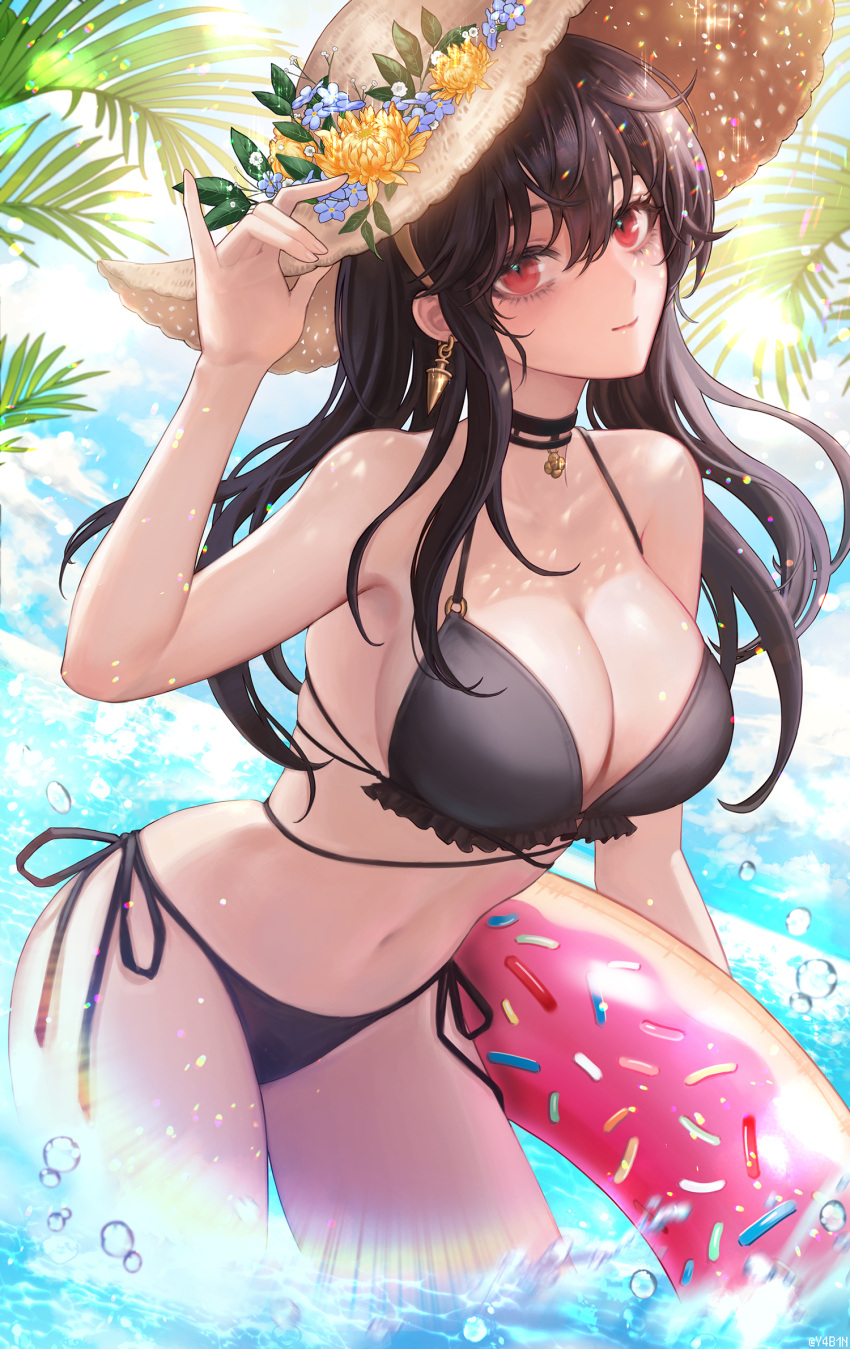 1girl bikini black_bikini black_choker black_hair breasts choker cleavage commentary earrings english_commentary flower hair_between_eyes hand_on_headwear hat hat_flower highres holding holding_innertube innertube jewelry large_breasts long_hair looking_at_viewer navel red_eyes simple_background smile solo spy_x_family straw_hat sun_glare swimsuit wading water water_drop yabin yor_briar