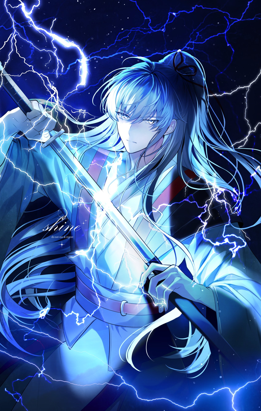 1boy absurdres artist_name bangs blue_eyes blue_hair closed_mouth dark_background electricity expressionless highres holding holding_sword holding_weapon korean_commentary kyrgios_rodgraim long_hair long_sleeves looking_at_viewer male_focus omniscient_reader's_viewpoint ponytail sheath shine_s247 solo sword unsheathing upper_body weapon wide_sleeves