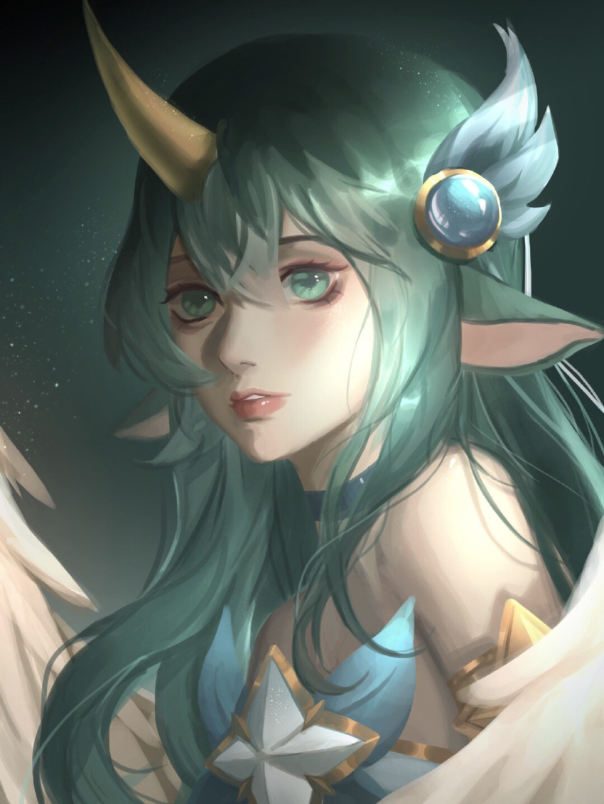 1girl bangs bare_shoulders bow choker gradient_background green_background green_choker green_eyes green_hair hair_between_eyes hair_ornament highres horns league_of_legends long_hair official_alternate_costume pointy_ears saikayo single_horn solo soraka_(league_of_legends) star_(symbol) star_guardian_(league_of_legends) star_guardian_soraka