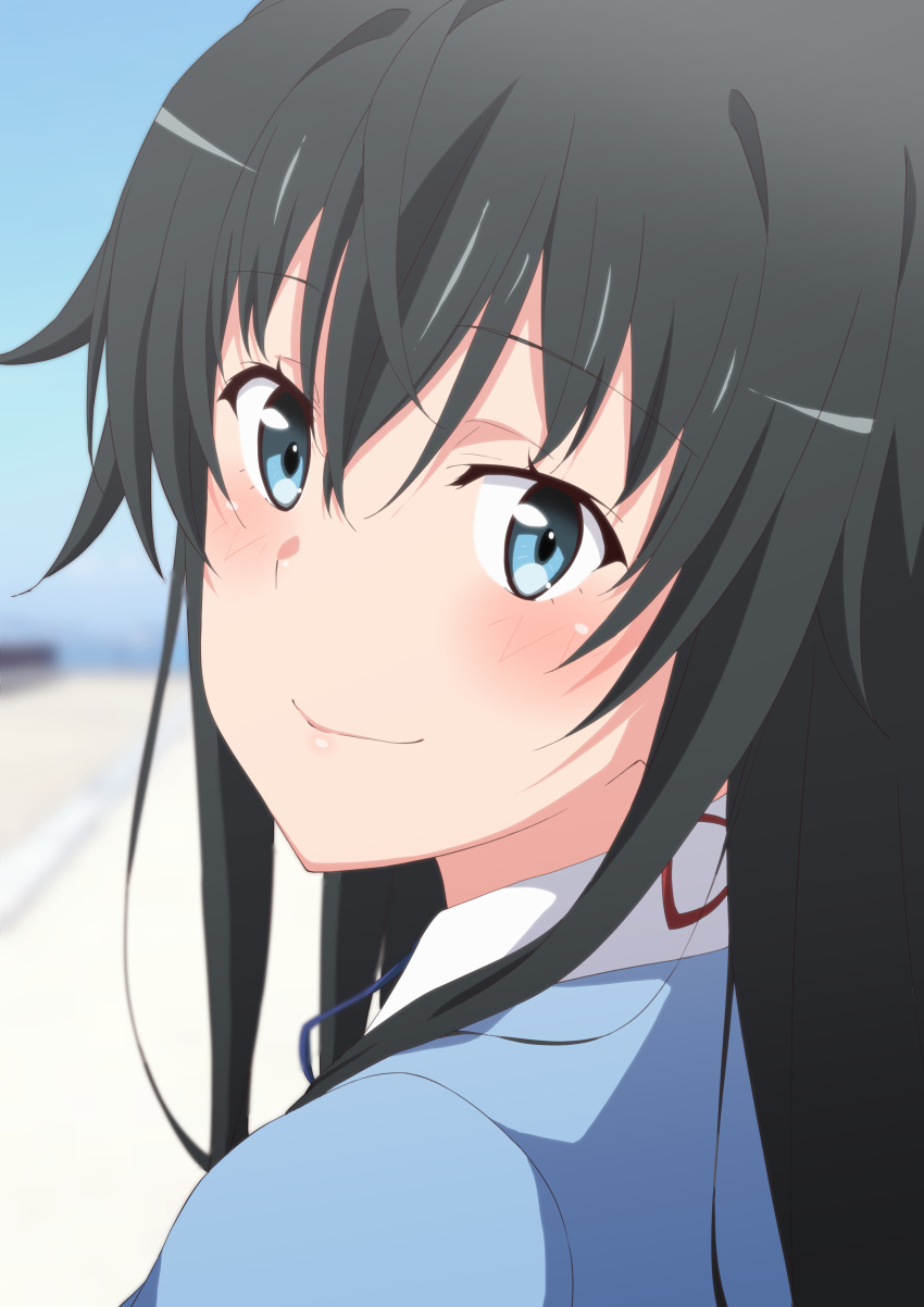 1girl absurdres bangs black_hair blue_eyes blue_ribbon blue_shirt blurry blurry_background closed_mouth commentary_request hair_ribbon highres long_hair looking_at_viewer looking_back outdoors red_ribbon ribbon shirt shou937 sidelocks smile solo yahari_ore_no_seishun_lovecome_wa_machigatteiru. yukinoshita_yukino