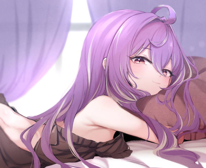 1girl 774_inc. :3 ahoge back backless_dress backless_outfit bare_shoulders bed_sheet blush brown_dress closed_mouth dress from_side grey_hair head_on_pillow highres hiyoku_no_crosspiece long_hair looking_at_viewer looking_to_the_side lying multicolored_hair on_bed on_stomach purple_hair red_eyes shisui_kiki smile streaked_hair upper_body utsusumi_kio very_long_hair virtual_youtuber